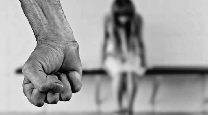 Le syndrome de la femme battue, sans coups.