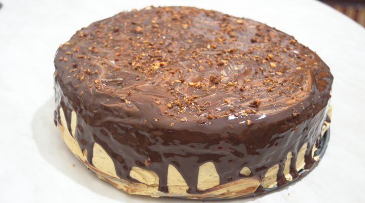 Un gâteau succulent (génoise, crème au beurre et fruits secs caramélisés)