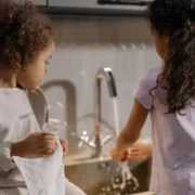 Tâches ménagères ludiques : 7 jeux pour responsabiliser vos enfants à la maison