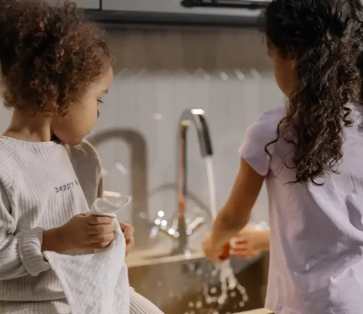 Tâches ménagères ludiques : 7 jeux pour responsabiliser vos enfants à la maison